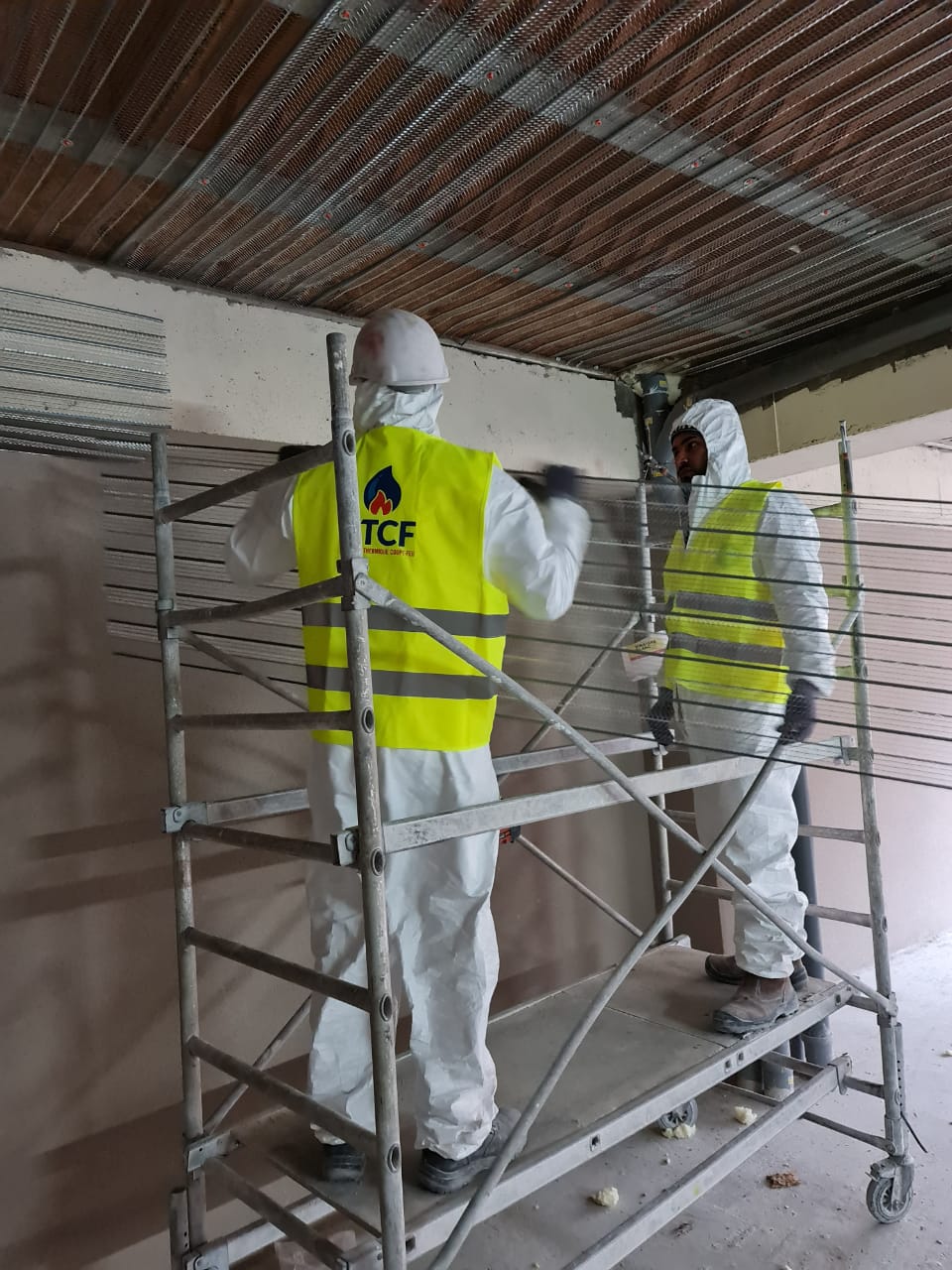 Équipe FTCF préparant le Nergalto sous le plancher bois à Paris
