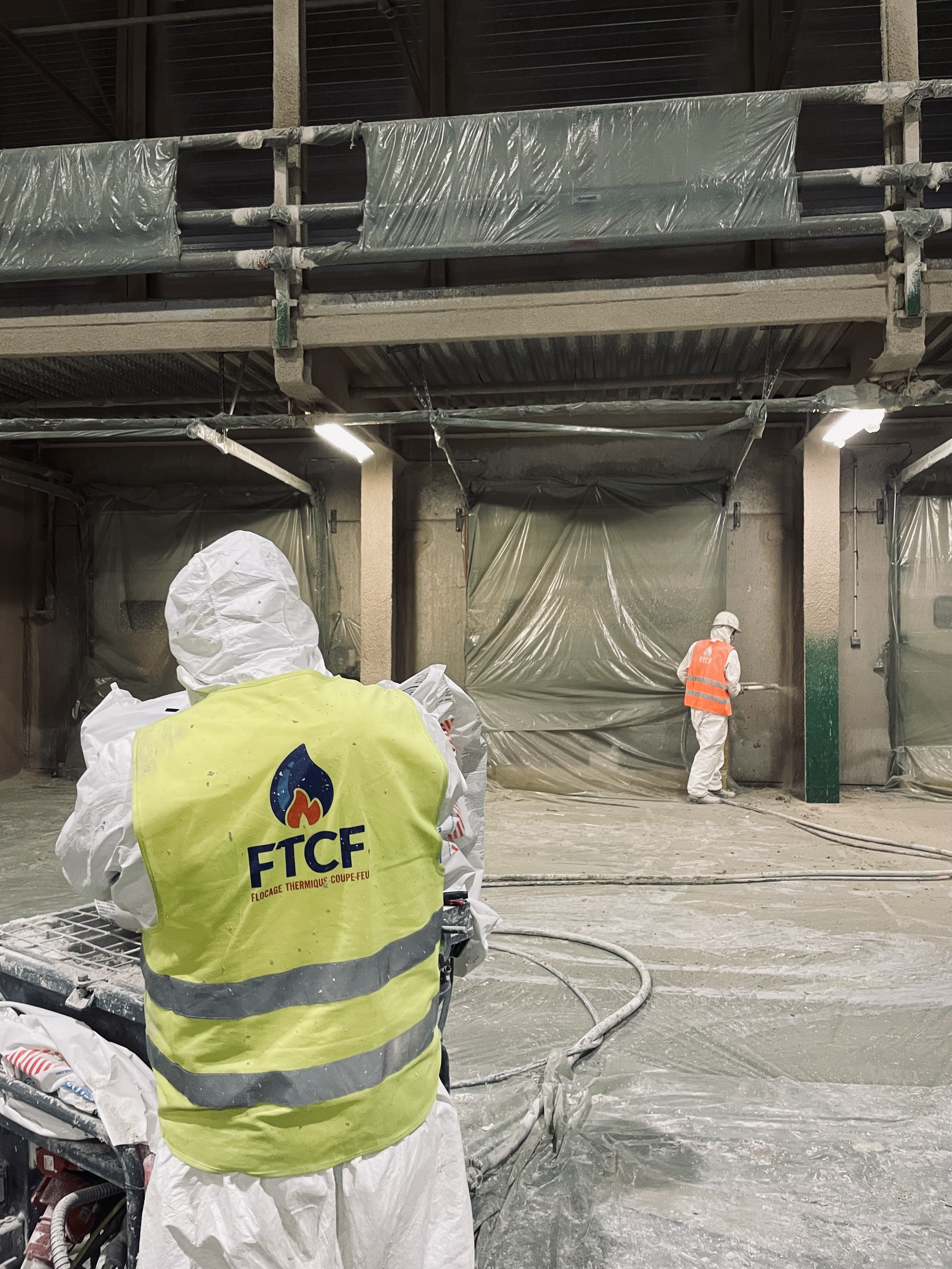 Équipe FTCF et protections de chantier dans l’entrepôt de Villabé